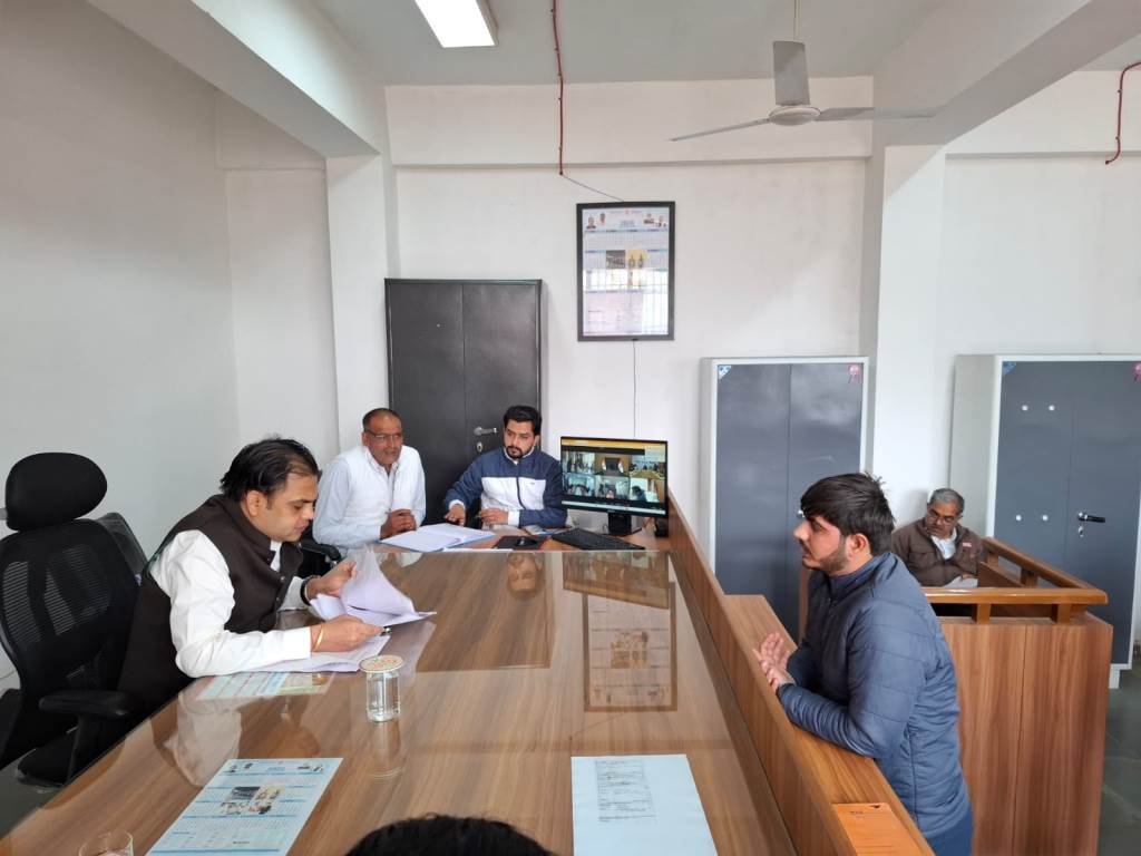 शिक्षणसंस्थानोंअस्पतालोंबैंकों दुकानों कोचिंग सेंटरों तथा वाहन एजेंसियों के आगे व्यवस्थित तरीके से हो वाहनों की पार्किंग